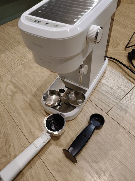 Ekpres kolbowy Cecotec Cafelizzia 790, biały