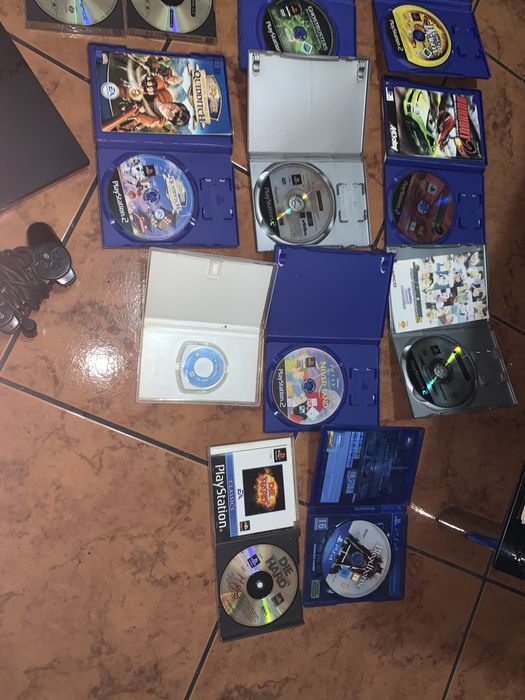 (LER) - Lot jogos ps1 ps2 ps4 psp + Playstastion 2 com comando. LER DESCRIÇÃO OBRIGADO.