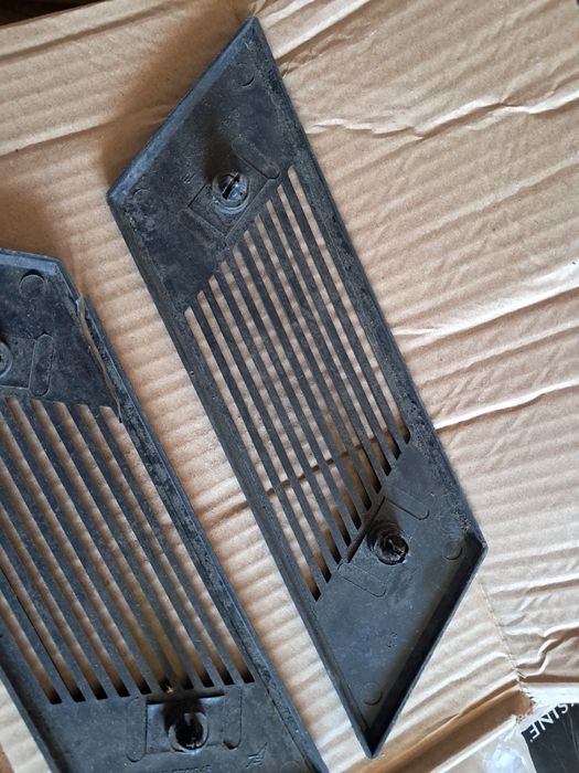 Решітки в кузов стойку ВАЗ 2105-5701043 5701042