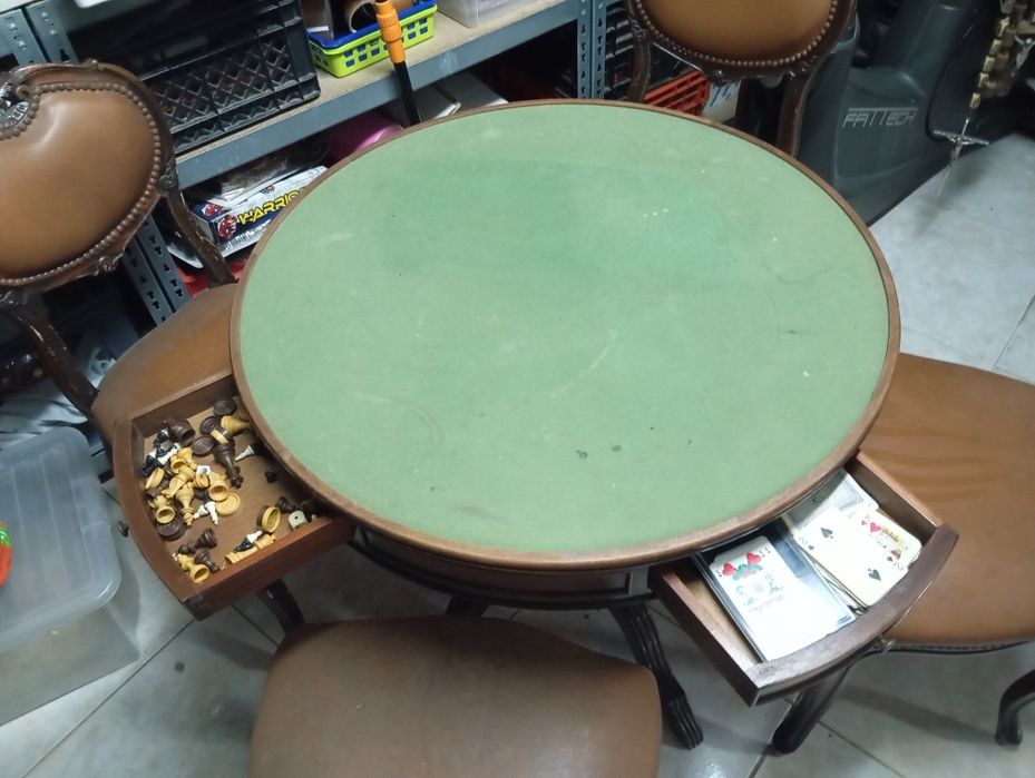 Mesa vintage de jogos