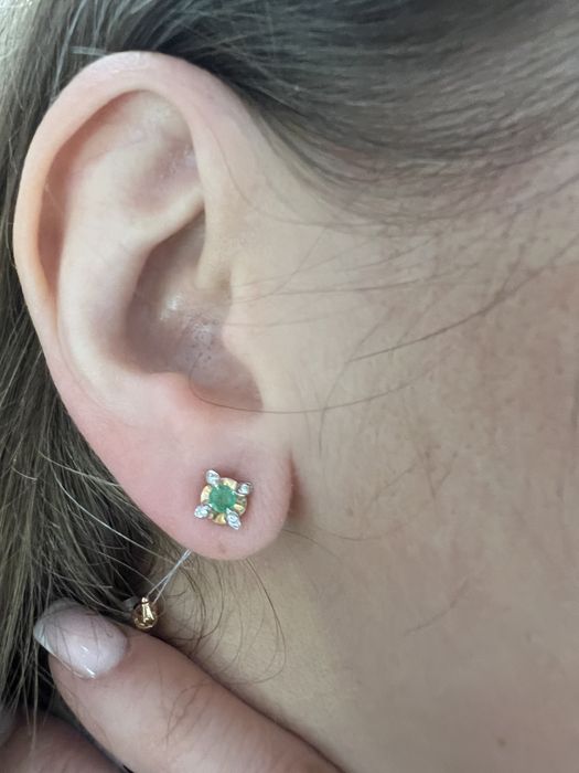 Золотые серьги пусеты с бриллиантами и изумрудами красное золото 585 п