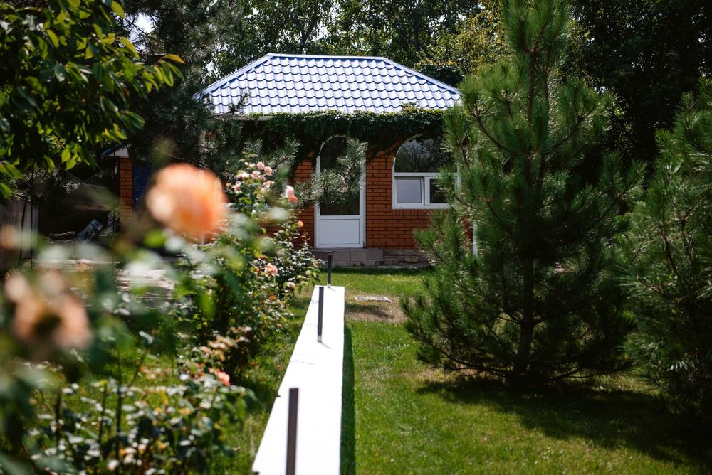 Оренда будинку на березі Дніпра з басейном.