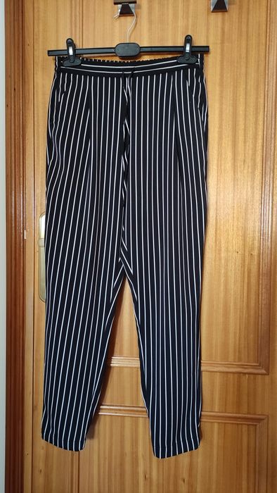Stradivarius calça preta com risca branca