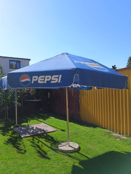Parasol PEPSI + betonowa podstawa.