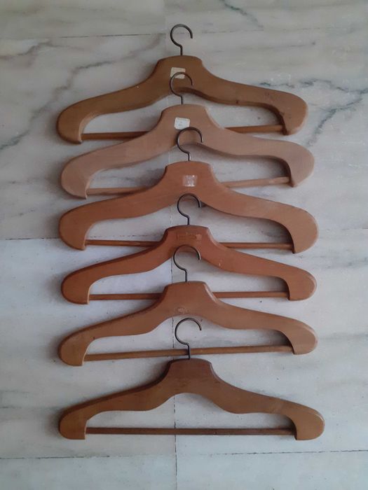Conjunto de 6 cabides antigos em madeira