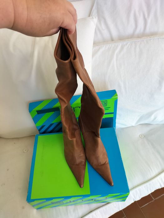 Botas de cano alto e salto agulha em pele macia da Prof tamanho 36