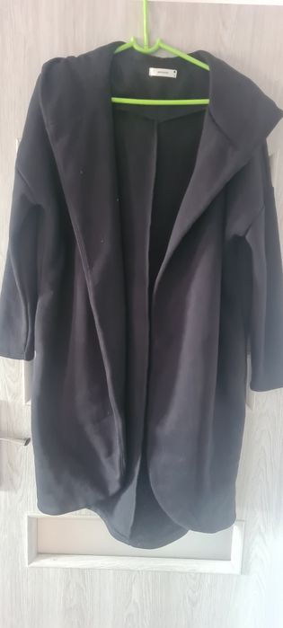 Czarna bluza typu kardigan