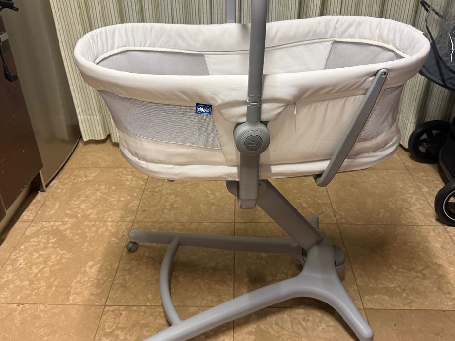 Carrinho e cadeira isofix de bebé com muitos acessórios