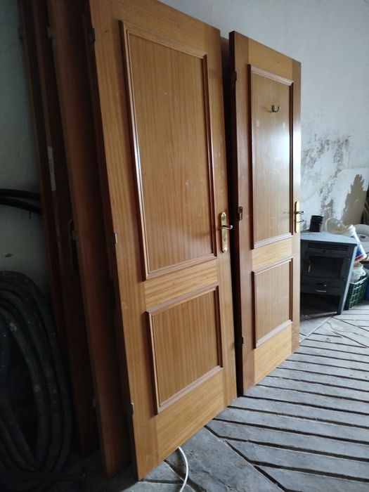 Lote de 8 Portas Interiores em Madeira (Estilo Clássico) com Ferragens