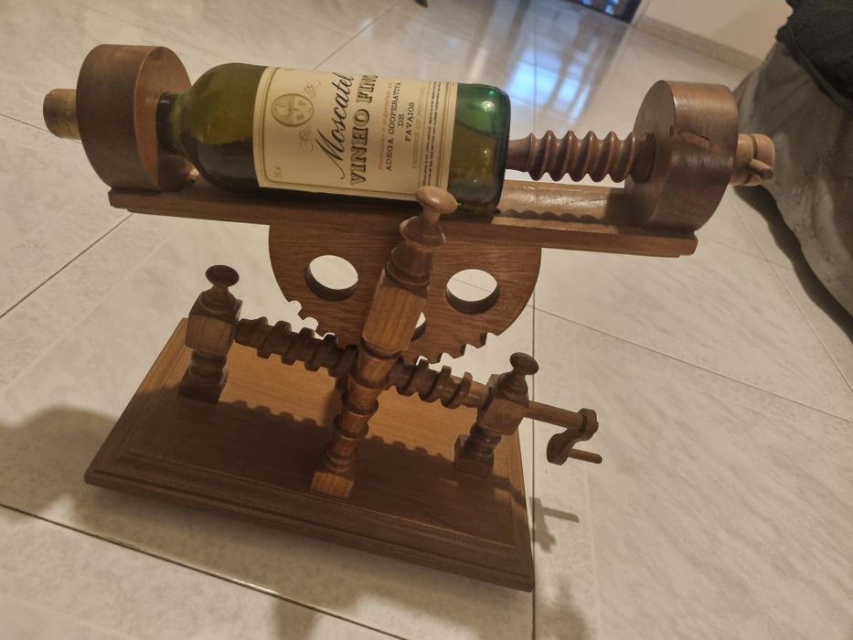 Vende se figuras decorativas com bebida alcoólica inserida dendro