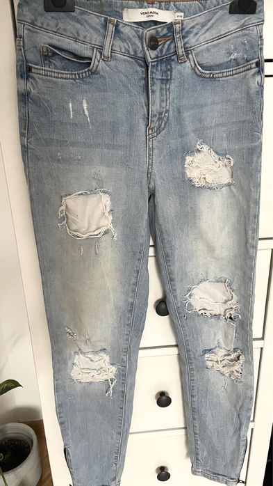 Spodnie jeansowe z dziurami suwak na nogawkach Vero Moda 32