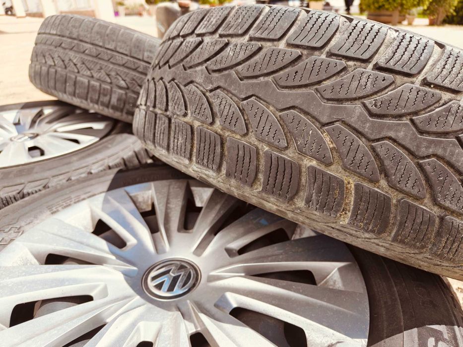 4 jantes de ferro com pneus 195/65 R 15 de Inverno