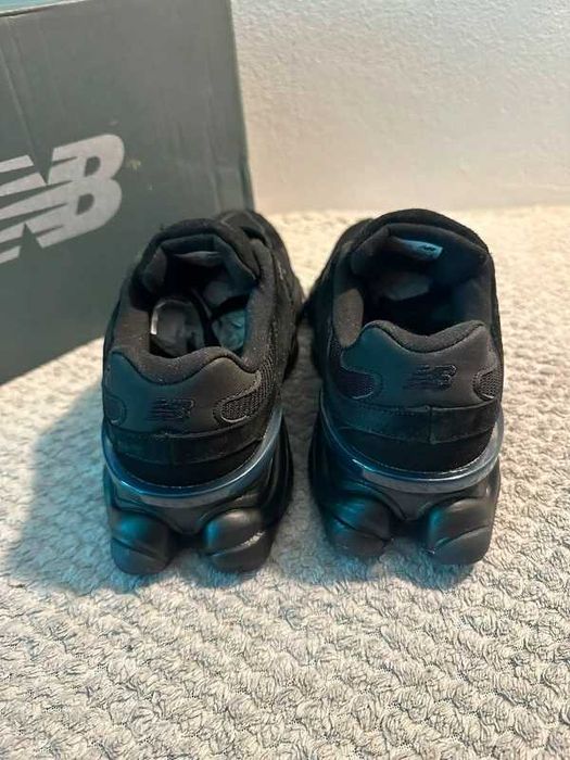 New Balance 9060 Triple Black Suede R.44