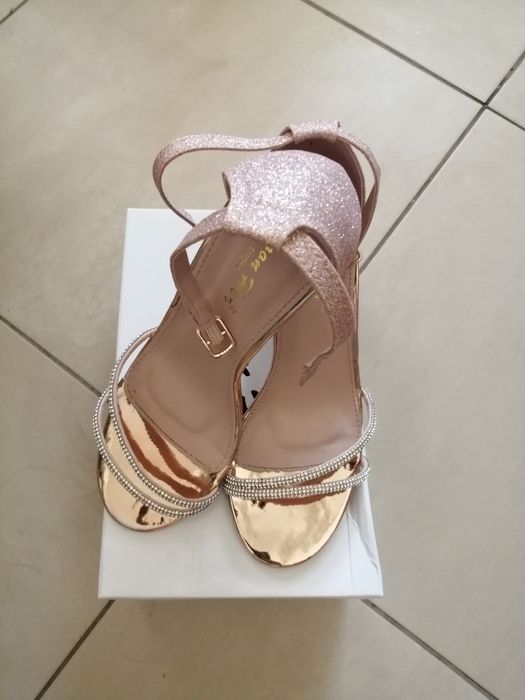 Sandálias salto alto