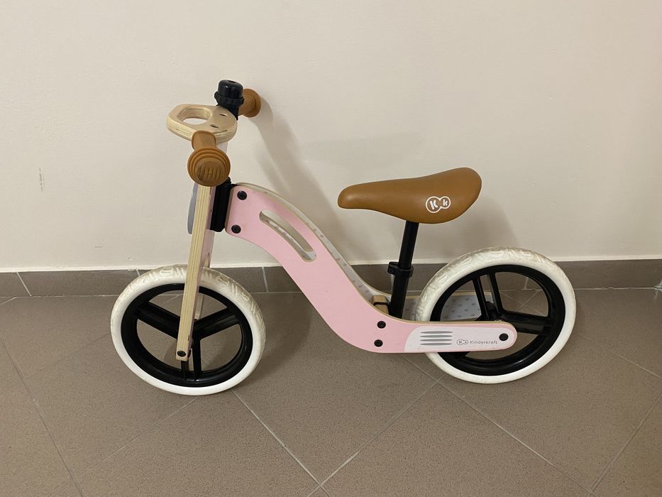 Drewniany rowerek biegowy kinderkraft dla dziecka