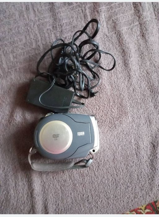 цифровая DVD-видеокамера Canon DC211. 

Запись на диски DVD-R/RW, DVD-