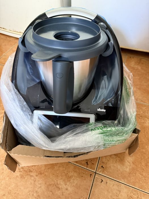 Vendo esta bimby tm6 PRETA na caixa