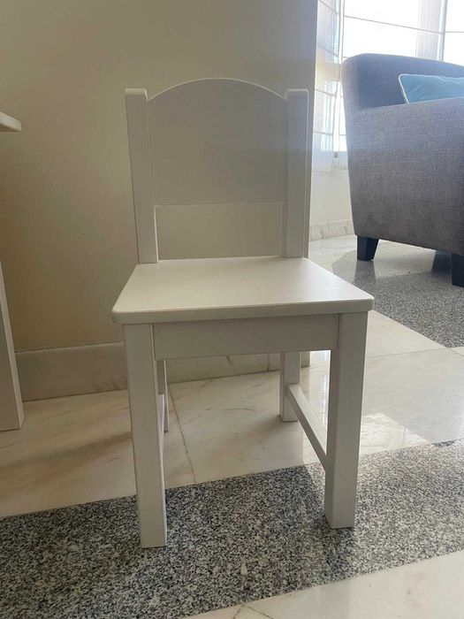 Mesa + cadeira de madeira IKEA – brancas e de excelente qualidade