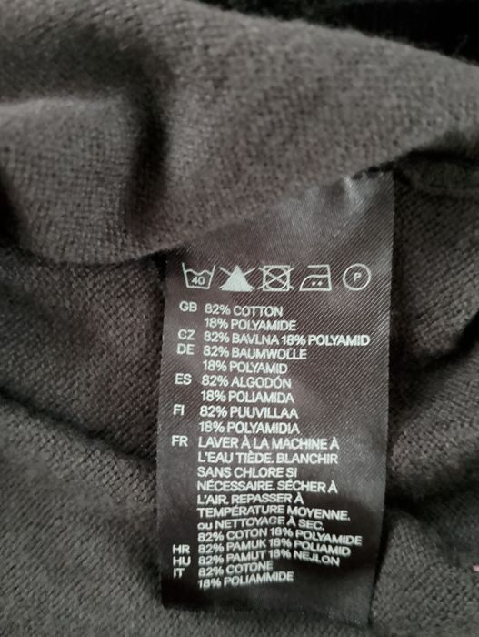 Grafitowy sweter H&M rozmiar XS z falbanami przy dekolcie 
Długość 53