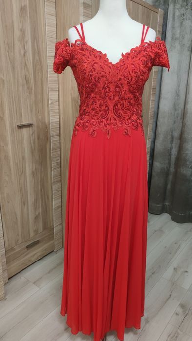 Długa czerwona sukienka