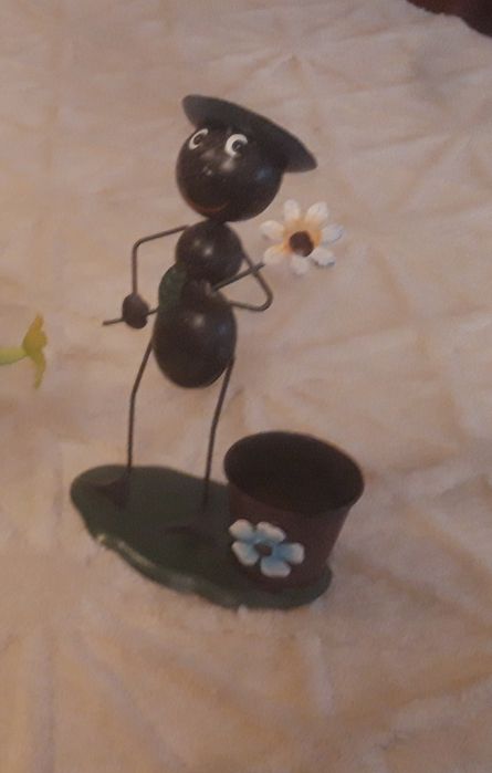 Decoração  divertida com boneco coloridos em lata