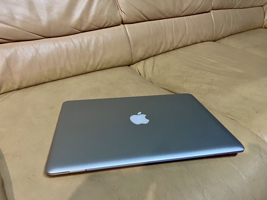 Макбук ейр 2009 року