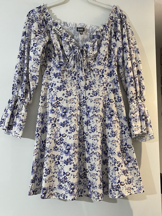 Biała sukienka w kwiaty