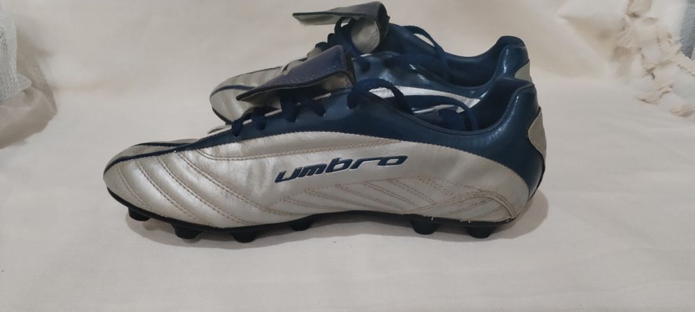 Chuteiras umbro novas