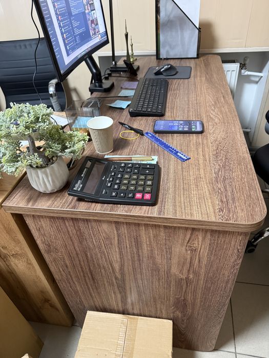 Письмовий стіл ручної роботи.