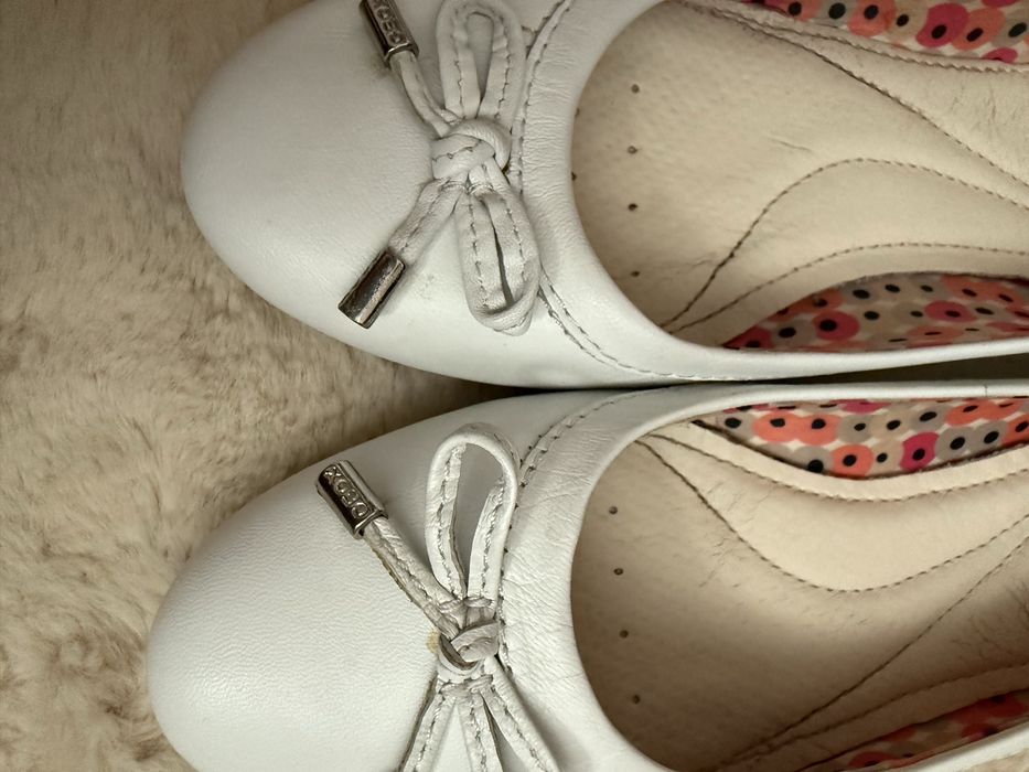 Продам білі балетки Geox