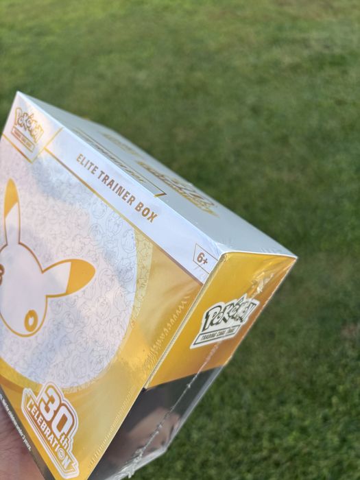 Pokémon 30th ETB