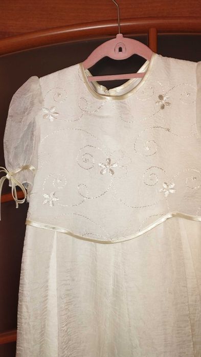 Sukienka ecru na wyjątkowe uroczystości r. 152