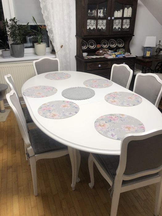 Stół drewniany z krzesłami