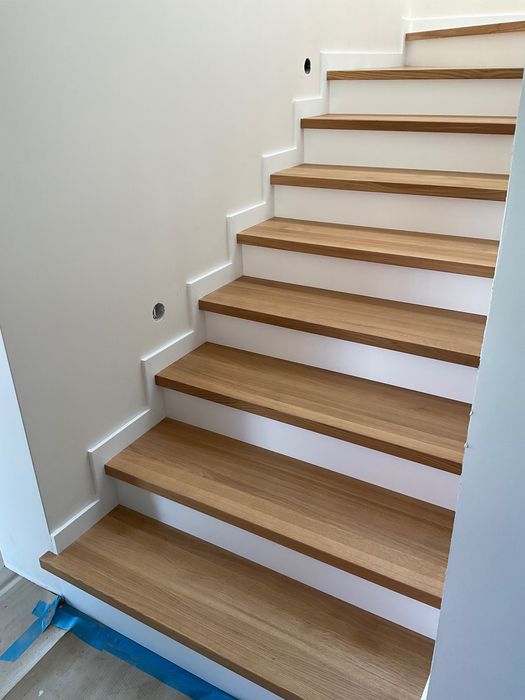 Schody drewniane dębowe lite zabiegowe, proste, podesty, parapety