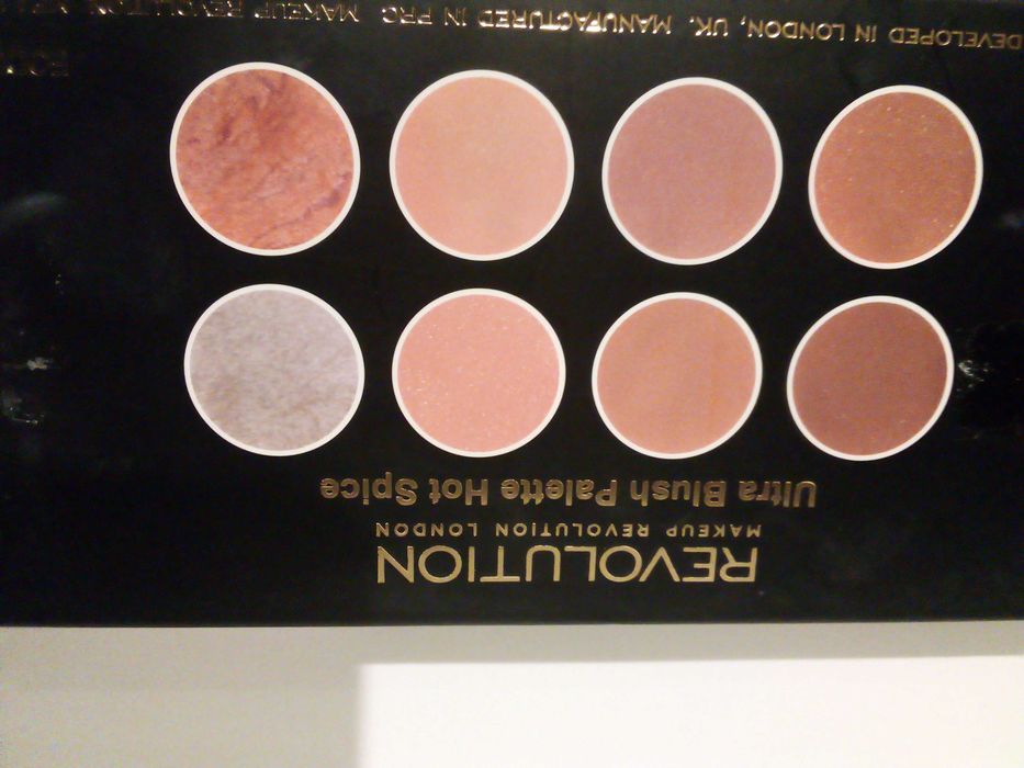 REVOLUTION  ultra professional BLUSH hot spice  palette