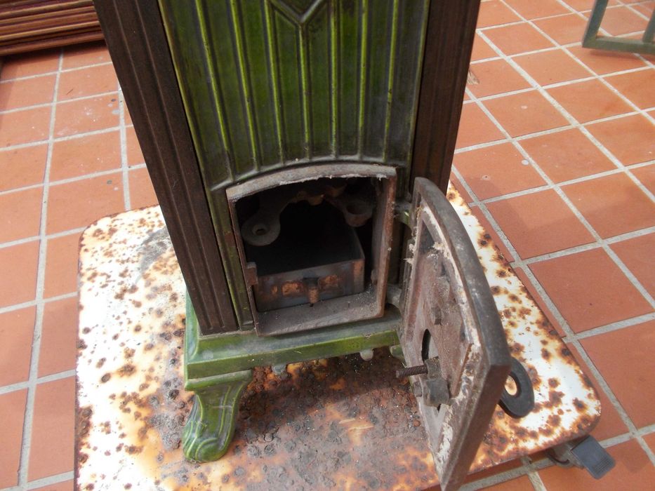 Antiga salamandra  ferro Fundido Esmaltado  a Funcionar Pied de Selle