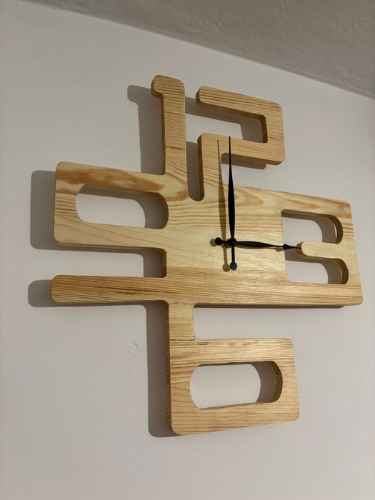 Ręcznie robiony zegar ścienny z drewna – nowoczesny design