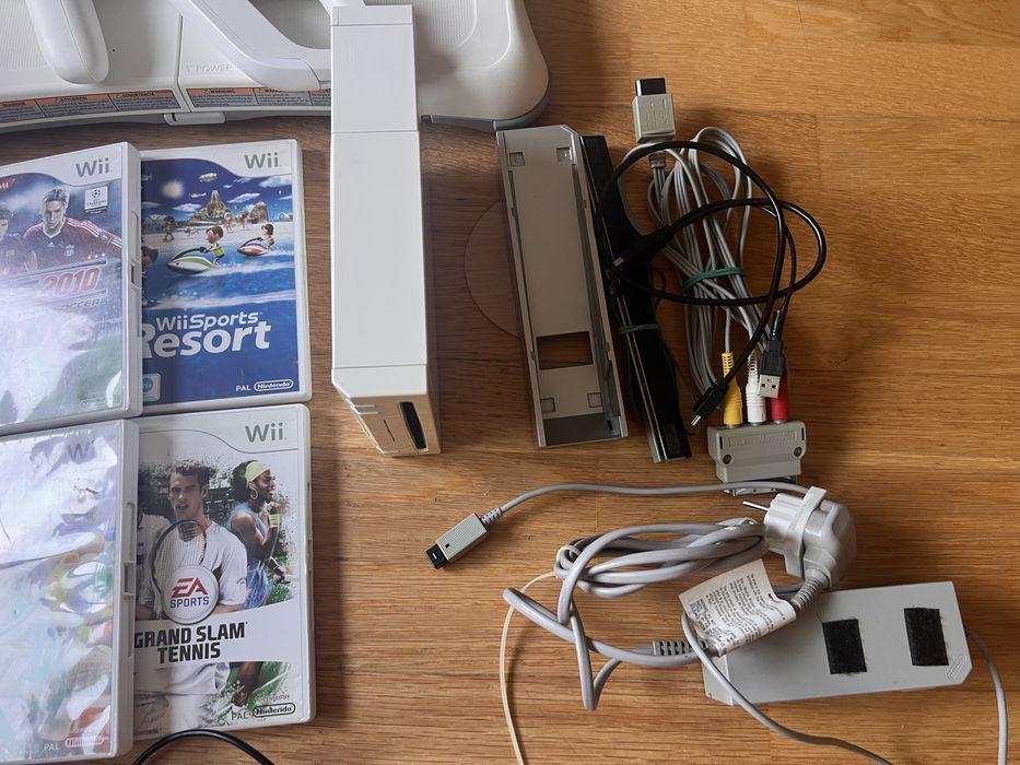 Nintendo Wii Completa + Balance Board + 3 Comandos + 11 Jogos + Acessórios