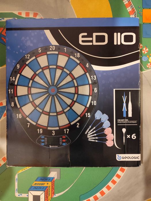 Alvo eletrônico com dardos da Decathlon