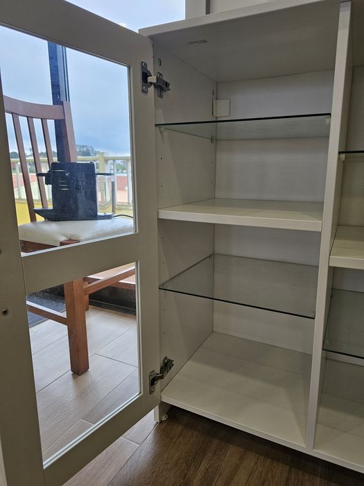Aparador/Vitrina branca com portas de vidro
