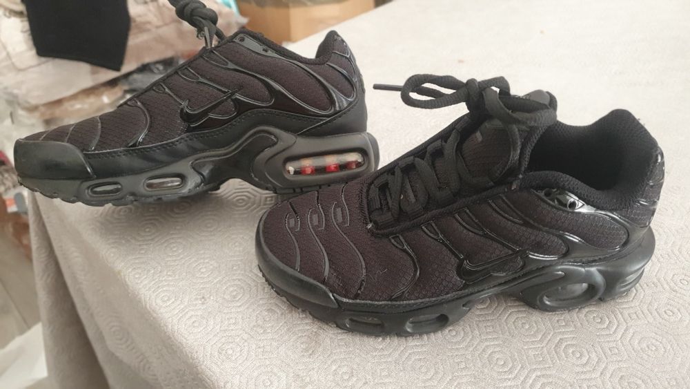 Sapatilhas/ Tenis criança TN semi novas