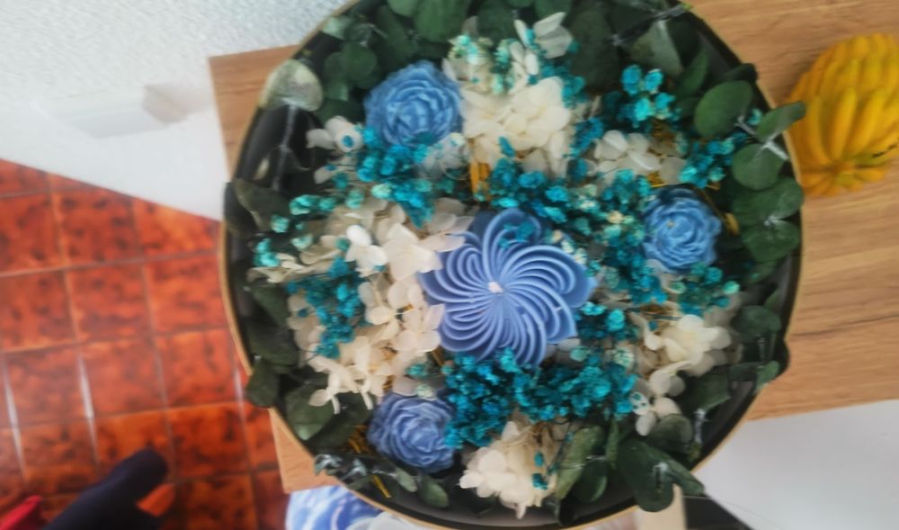 Arranjo de flores desidratadas com velas
