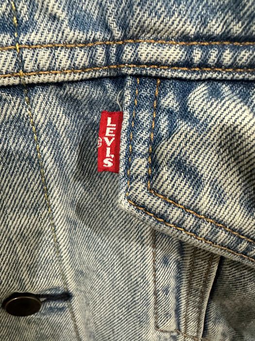 Продам джинсову куртrу Levis, світло голуба розмір XL