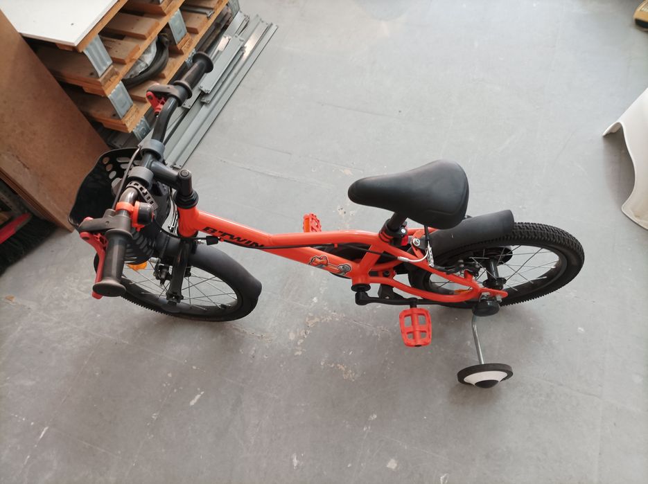 Bicicleta com rodinhas quase nova