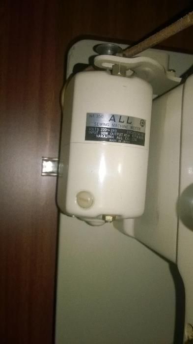 Máquina costura Mellior + móvel + utensílios diversos