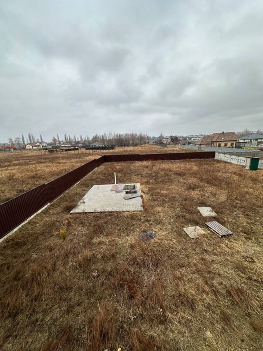 Якісний будинок з монолітним перекриття і великою ділянкою - Макарів