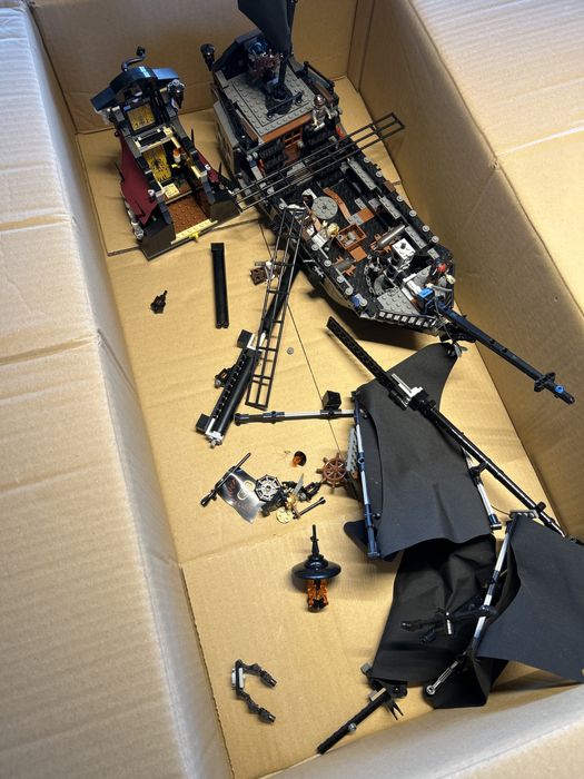 2x Barcos LEGO Piratas das Caraíbas 4184 + 4195