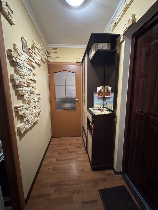 Продається на 7- Зарічному 2 кімнатна квартира .