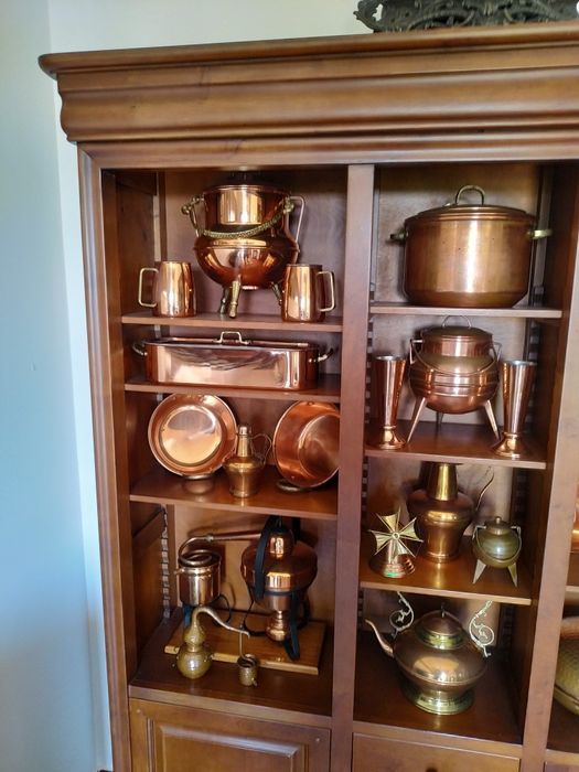 Móvel cerejeira e Peças cobre e bronze