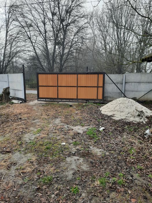 Дом в селі та земельна ділянка